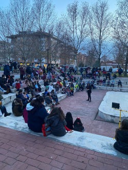 Público en anfiteatro al aire libre